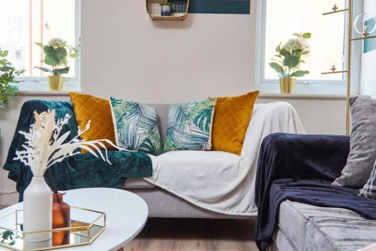 Beautiful 1 Bedroom Flat In Leeds - Sleeps 4 *